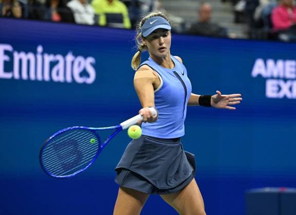 Anna Kalinskya returns a jolly to Iga Swiatek of Pol on Arthur Ashe Stadium on day 7 at the 2025 US Open Tennis Championship at the USTA Billie Jean King National Tennis Center in New York City on Saturday, August 30, 2025.  NYP20250830317 LARRYxMARANO