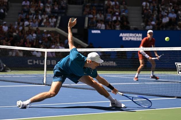 (250831) -- NEW YORK, Aug. 31, 2025 -- Denis Shapovalov of Canada hits a return during the men s singles third round match against Jannik Sinner of Italy at the 2025 US Open tennis championships in New York, the United States, Aug. 30, 2025. ) (SP)U.S.-NEW YORK-TENNIS-US OPEN-MEN S SINGLES-SINNER VS SHAPOVALOV LixRui 