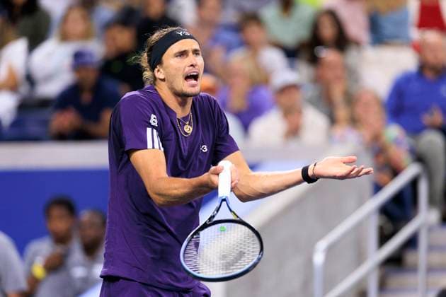 August 30, 2025, Flushing Meadows, New York, USA: Alexander Zverev talks with his team after losing a game during a match against Felix Auger-Aliassime on Day 7 of the 2025 US Open at USTA Billie Jean King National Tennis Center on Saturday August 30, 2025 in the Flushing neighborhood of the Queens borough of New York City. JAVIER ROJAS PI Flushing Meadows USA - ZUMAp124 20250830_zaa_p124_184 Copyright: xJavierxRojasx