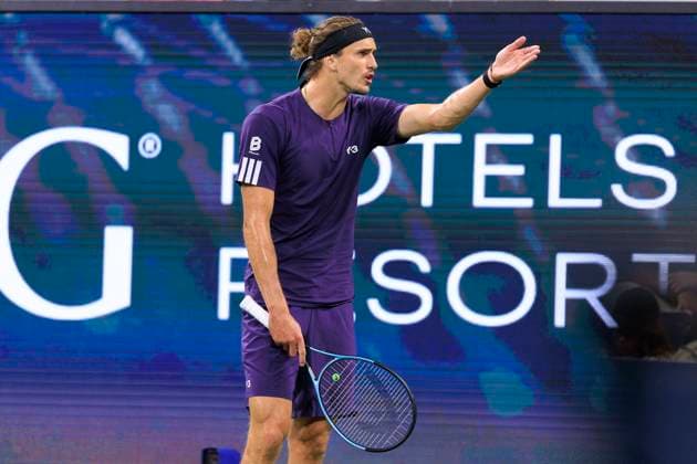 August 30, 2025, Flushing Meadows, New York, USA: Alexander Zverev talks with his team after losing a game during a match against Felix Auger-Aliassime on Day 7 of the 2025 US Open at USTA Billie Jean King National Tennis Center on Saturday August 30, 2025 in the Flushing neighborhood of the Queens borough of New York City. JAVIER ROJAS PI Flushing Meadows USA - ZUMAp124 20250830_zaa_p124_187 Copyright: xJavierxRojasx