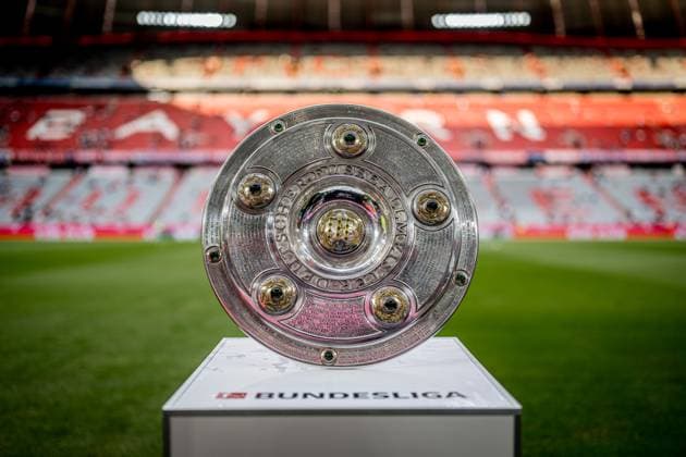 Die Meisterschale vor dem Spiel auf einer Stehle. Fussball 1. Bundesliga, 1. Spieltag: FC Bayern Muenchen - RB Leipzig 6:0. 22. August 2025: Muenchen, Allianz Arena. FC Bayern Muenchen - RB Leipzig 6:0