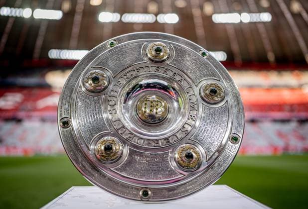 Die Meisterschale vor dem Spiel auf einer Stehle. Fussball 1. Bundesliga, 1. Spieltag: FC Bayern Muenchen - RB Leipzig 6:0. 22. August 2025: Muenchen, Allianz Arena. FC Bayern Muenchen - RB Leipzig 6:0