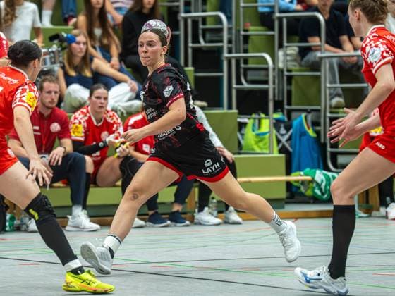 Lisa Fuchs (TG Nuertingen, 24) am Ball, TG Nuertingen vs. 1. FSV Mainz 05, Handball, 2. Bundesliga, Spielzeit 2025 2026, 30.08.2025 TG Nuertingen vs. 1. FSV Mainz 05, Handball, 2. Bundesliga, Spielzeit 2025 2026, 30.08.2025 Nuertingen Copyright: xMichaelxSchmidt Eibner-Pressefotx EP_MST