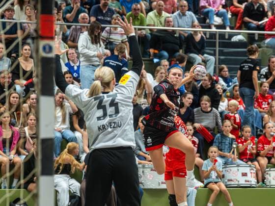 Nina Fischer (TG Nuertingen, 04) von aussen, TG Nuertingen vs. 1. FSV Mainz 05, Handball, 2. Bundesliga, Spielzeit 2025 2026, 30.08.2025 TG Nuertingen vs. 1. FSV Mainz 05, Handball, 2. Bundesliga, Spielzeit 2025 2026, 30.08.2025 Nuertingen Copyright: xMichaelxSchmidt Eibner-Pressefotx EP_MST