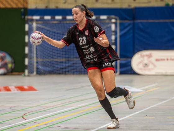 Leonie Dreizler (TG Nuertingen, 23) mit Tempo am Ball, TG Nuertingen vs. 1. FSV Mainz 05, Handball, 2. Bundesliga, Spielzeit 2025 2026, 30.08.2025 TG Nuertingen vs. 1. FSV Mainz 05, Handball, 2. Bundesliga, Spielzeit 2025 2026, 30.08.2025 Nuertingen Copyright: xMichaelxSchmidt Eibner-Pressefotx EP_MST