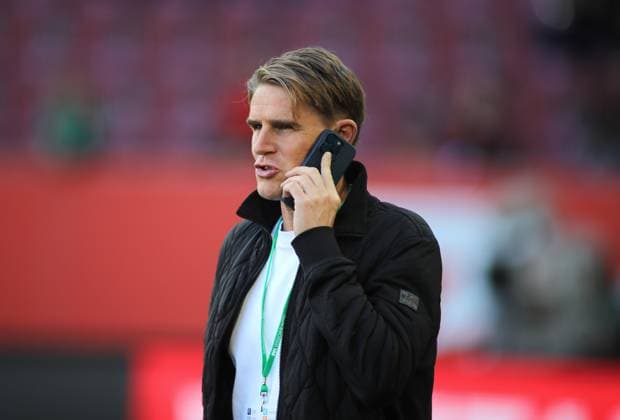 Fussball, Herren, Saison 2025 2026, FC Augsburg - FC Bayern München, Bundesliga, WWK Arena Christoph Freund, Sportdirektor (FC Bayern München) am Telefon, telefonieren, Handy, Smartphone DFL DFB regulations prohibit any use of photographs as image sequences and or quasi-video