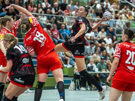 Leonie Dreizler (TG Nuertingen, 23) wirft aus dem Rueckraum, TG Nuertingen vs. 1. FSV Mainz 05, Handball, 2. Bundesliga, Spielzeit 2025 2026, 30.08.2025 TG Nuertingen vs. 1. FSV Mainz 05, Handball, 2. Bundesliga, Spielzeit 2025 2026, 30.08.2025 Nuertingen Copyright: xMichaelxSchmidt Eibner-Pressefotx EP_MST