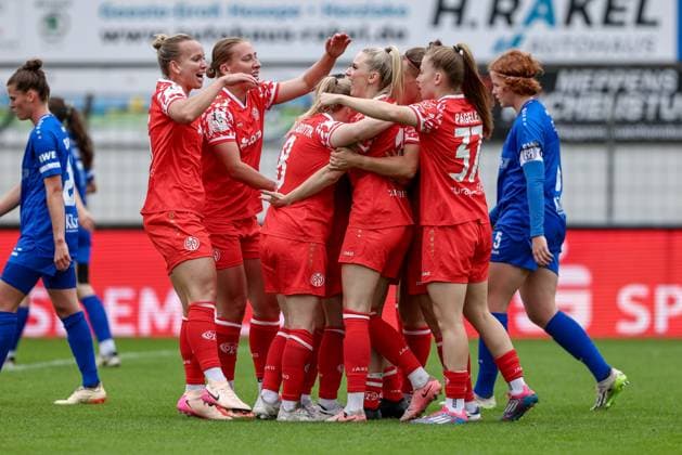 Spielerinnen vom 1. FSV Mainz 05 mit Torjubel, Jubel, jubeln, jubelt, optimistisch, Spielszene, Highlight, Freude über das Tor zum 0:1, DIE DFB-RICHTLINIEN UNTERSAGEN JEGLICHE NUTZUNG VON FOTOS ALS SEQUENZBILDER UND ODER VIDEOÄHNLICHE FOTOSTRECKEN. DFB REGULATIONS PROHIBIT ANY USE OF PHOTOGRAPHS AS IMAGE SEQUENCES AND OR QUASI-VIDEO., 31.08.2025, Meppen (Deutschland), Fussball, 2. Frauen-Bundesliga, SV Meppen - 1. FSV Mainz 05
