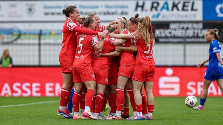 Spielerinnen vom 1. FSV Mainz 05 mit Torjubel, Jubel, jubeln, jubelt, optimistisch, Spielszene, Highlight, Freude über das Tor zum 0:1, DIE DFB-RICHTLINIEN UNTERSAGEN JEGLICHE NUTZUNG VON FOTOS ALS SEQUENZBILDER UND ODER VIDEOÄHNLICHE FOTOSTRECKEN. DFB REGULATIONS PROHIBIT ANY USE OF PHOTOGRAPHS AS IMAGE SEQUENCES AND OR QUASI-VIDEO., 31.08.2025, Meppen (Deutschland), Fussball, 2. Frauen-Bundesliga, SV Meppen - 1. FSV Mainz 05