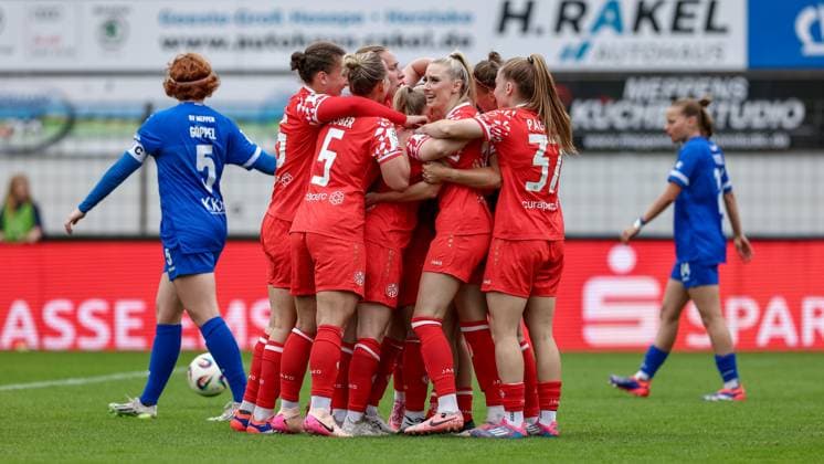 Spielerinnen vom 1. FSV Mainz 05 mit Torjubel, Jubel, jubeln, jubelt, optimistisch, Spielszene, Highlight, Freude über das Tor zum 0:1, DIE DFB-RICHTLINIEN UNTERSAGEN JEGLICHE NUTZUNG VON FOTOS ALS SEQUENZBILDER UND ODER VIDEOÄHNLICHE FOTOSTRECKEN. DFB REGULATIONS PROHIBIT ANY USE OF PHOTOGRAPHS AS IMAGE SEQUENCES AND OR QUASI-VIDEO., 31.08.2025, Meppen (Deutschland), Fussball, 2. Frauen-Bundesliga, SV Meppen - 1. FSV Mainz 05