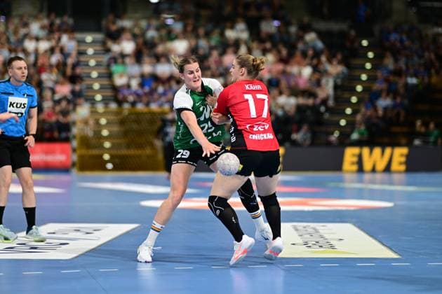Handball I Frauen I Saison 2025-2026 I 1. HBF I 1. Spieltag I VfL Oldenburg - BSV Sachsen Zwickau I 30.08.2025 Paulina Golla (29, VfL Oldenburg) Charlotte Kähr (17, BSV Sachsen Zwickau) Oldenburg EWE Arena Niedersachsen Deutschland Copyright: xLobeca FelixxSchlikisx