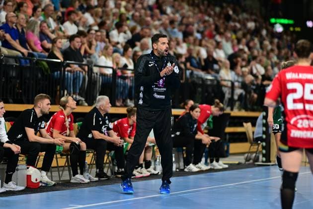 Handball I Frauen I Saison 2025-2026 I 1. HBF I 1. Spieltag I VfL Oldenburg - BSV Sachsen Zwickau I 30.08.2025 Norman Rentsch (Co-Trainer, BSV Sachsen Zwickau) Oldenburg EWE Arena Niedersachsen Deutschland Copyright: xLobeca FelixxSchlikisx