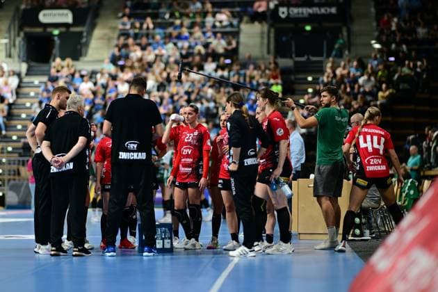 Handball I Frauen I Saison 2025-2026 I 1. HBF I 1. Spieltag I VfL Oldenburg - BSV Sachsen Zwickau I 30.08.2025 BSV Sachsen Zwickau Frauen zusammen Oldenburg EWE Arena Niedersachsen Deutschland Copyright: xLobeca FelixxSchlikisx