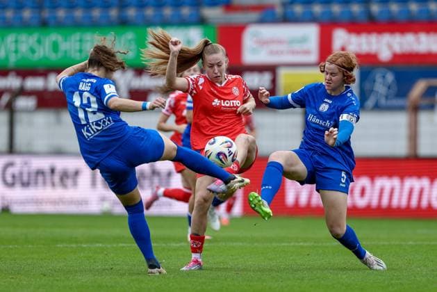 v.li.: Sarah Hagg (SV Meppen, 12), Maja Pageler (1. FSV Mainz 05, 37) und Lena Göppel (SV Meppen, 5) im Zweikampf, Duell, Dynamik, Aktion, Action, Spielszene, DIE DFB-RICHTLINIEN UNTERSAGEN JEGLICHE NUTZUNG VON FOTOS ALS SEQUENZBILDER UND ODER VIDEOÄHNLICHE FOTOSTRECKEN. DFB REGULATIONS PROHIBIT ANY USE OF PHOTOGRAPHS AS IMAGE SEQUENCES AND OR QUASI-VIDEO., 31.08.2025, Meppen (Deutschland), Fussball, 2. Frauen-Bundesliga, SV Meppen - 1. FSV Mainz 05