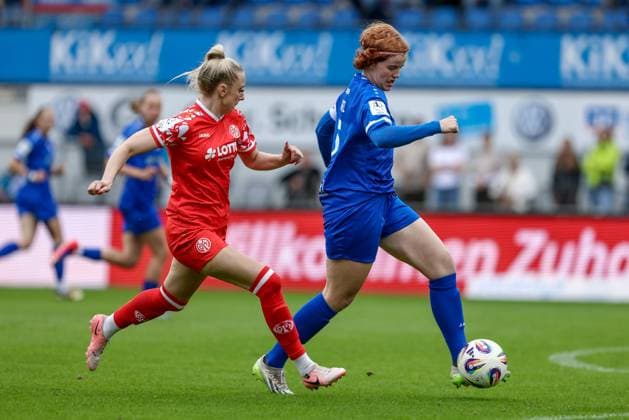 v.li.: Chiara Bouziane (1. FSV Mainz 05, 10) und Lena Göppel (SV Meppen, 5) im Laufduell, Zweikampf, Duell, Dynamik, Aktion, Action, Spielszene, DIE DFB-RICHTLINIEN UNTERSAGEN JEGLICHE NUTZUNG VON FOTOS ALS SEQUENZBILDER UND ODER VIDEOÄHNLICHE FOTOSTRECKEN. DFB REGULATIONS PROHIBIT ANY USE OF PHOTOGRAPHS AS IMAGE SEQUENCES AND OR QUASI-VIDEO., 31.08.2025, Meppen (Deutschland), Fussball, 2. Frauen-Bundesliga, SV Meppen - 1. FSV Mainz 05