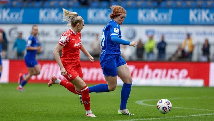 v.li.: Chiara Bouziane (1. FSV Mainz 05, 10) und Lena Göppel (SV Meppen, 5) im Laufduell, Zweikampf, Duell, Dynamik, Aktion, Action, Spielszene, DIE DFB-RICHTLINIEN UNTERSAGEN JEGLICHE NUTZUNG VON FOTOS ALS SEQUENZBILDER UND ODER VIDEOÄHNLICHE FOTOSTRECKEN. DFB REGULATIONS PROHIBIT ANY USE OF PHOTOGRAPHS AS IMAGE SEQUENCES AND OR QUASI-VIDEO., 31.08.2025, Meppen (Deutschland), Fussball, 2. Frauen-Bundesliga, SV Meppen - 1. FSV Mainz 05