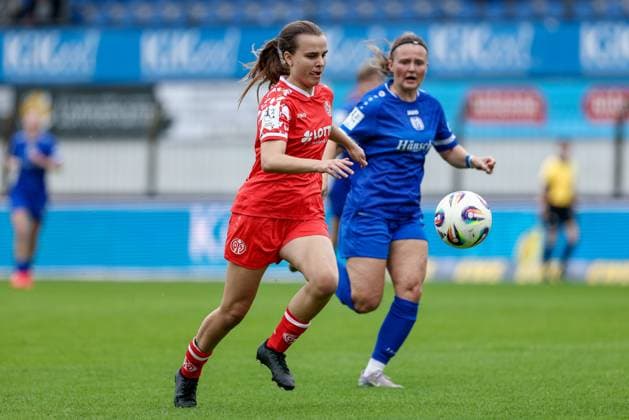 Kara Bathmann (1. FSV Mainz 05, 4) am Ball, Einzelbild, Ganzkörper, Aktion, Action, Spielszene, DIE DFB-RICHTLINIEN UNTERSAGEN JEGLICHE NUTZUNG VON FOTOS ALS SEQUENZBILDER UND ODER VIDEOÄHNLICHE FOTOSTRECKEN. DFB REGULATIONS PROHIBIT ANY USE OF PHOTOGRAPHS AS IMAGE SEQUENCES AND OR QUASI-VIDEO., 31.08.2025, Meppen (Deutschland), Fussball, 2. Frauen-Bundesliga, SV Meppen - 1. FSV Mainz 05
