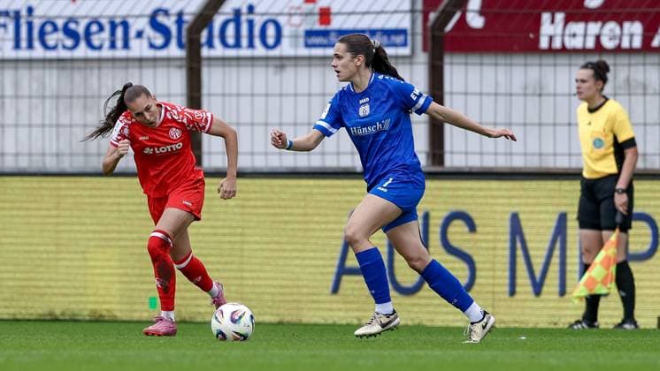 Marie Bleil (SV Meppen, 7) am Ball, Einzelbild, Ganzkörper, Aktion, Action, Spielszene, DIE DFB-RICHTLINIEN UNTERSAGEN JEGLICHE NUTZUNG VON FOTOS ALS SEQUENZBILDER UND ODER VIDEOÄHNLICHE FOTOSTRECKEN. DFB REGULATIONS PROHIBIT ANY USE OF PHOTOGRAPHS AS IMAGE SEQUENCES AND OR QUASI-VIDEO., 31.08.2025, Meppen (Deutschland), Fussball, 2. Frauen-Bundesliga, SV Meppen - 1. FSV Mainz 05