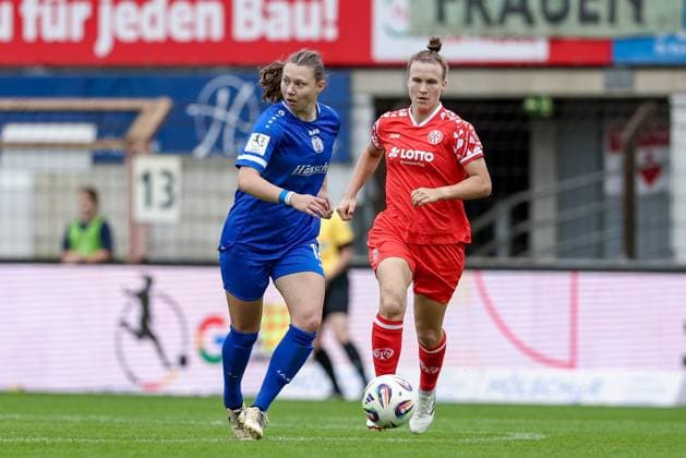 v.li.: Sarah Hagg (SV Meppen, 12) und Nadine Anstatt (1. FSV Mainz 05, 27) im Zweikampf, Duell, Dynamik, Aktion, Action, Spielszene, DIE DFB-RICHTLINIEN UNTERSAGEN JEGLICHE NUTZUNG VON FOTOS ALS SEQUENZBILDER UND ODER VIDEOÄHNLICHE FOTOSTRECKEN. DFB REGULATIONS PROHIBIT ANY USE OF PHOTOGRAPHS AS IMAGE SEQUENCES AND OR QUASI-VIDEO., 31.08.2025, Meppen (Deutschland), Fussball, 2. Frauen-Bundesliga, SV Meppen - 1. FSV Mainz 05