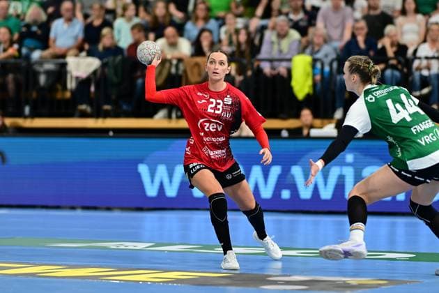 Handball I Frauen I Saison 2025-2026 I 1. HBF I 1. Spieltag I VfL Oldenburg - BSV Sachsen Zwickau I 30.08.2025 Silje Brons Petersen (23, BSV Sachsen Zwickau) mitte Oldenburg EWE Arena Niedersachsen Deutschland Copyright: xLobeca FelixxSchlikisx