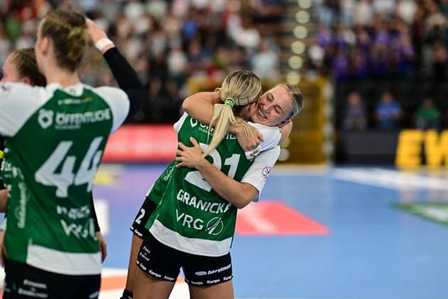 Handball I Frauen I Saison 2025-2026 I 1. HBF I 1. Spieltag I VfL Oldenburg - BSV Sachsen Zwickau I 30.08.2025 Jubel, Begeisterung, Enthusiasmus, Euphorie, Freude, Glücksgefühl, Heiterkeit bei: Joanna Granicka (21, VfL Oldenburg) Lisa Borutta (2, VfL Oldenburg) Oldenburg EWE Arena Niedersachsen Deutschland Copyright: xLobeca FelixxSchlikisx