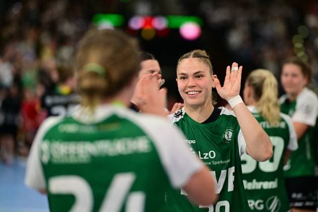 Handball I Frauen I Saison 2025-2026 I 1. HBF I 1. Spieltag I VfL Oldenburg - BSV Sachsen Zwickau I 30.08.2025 Jubel, Begeisterung, Enthusiasmus, Euphorie, Freude, Glücksgefühl, Heiterkeit bei: Laurentia Wolff (24, VfL Oldenburg) Ariane Pfundstein (20, VfL Oldenburg) Oldenburg EWE Arena Niedersachsen Deutschland Copyright: xLobeca FelixxSchlikisx