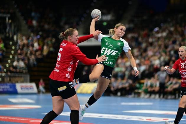 Handball I Frauen I Saison 2025-2026 I 1. HBF I 1. Spieltag I VfL Oldenburg - BSV Sachsen Zwickau I 30.08.2025 Laura Szabo (6, BSV Sachsen Zwickau) Joanna Granicka (21, VfL Oldenburg) Oldenburg EWE Arena Niedersachsen Deutschland Copyright: xLobeca FelixxSchlikisx