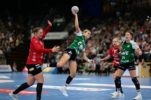 Handball I Frauen I Saison 2025-2026 I 1. HBF I 1. Spieltag I VfL Oldenburg - BSV Sachsen Zwickau I 30.08.2025 Laura Szabo (6, BSV Sachsen Zwickau) Joanna Granicka (21, VfL Oldenburg) Oldenburg EWE Arena Niedersachsen Deutschland Copyright: xLobeca FelixxSchlikisx
