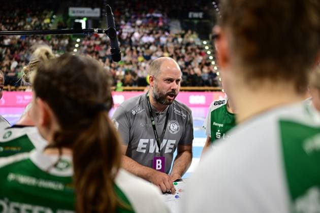 Handball I Frauen I Saison 2025-2026 I 1. HBF I 1. Spieltag I VfL Oldenburg - BSV Sachsen Zwickau I 30.08.2025 Ansage Niels Bötel (VfL Oldenburg) Oldenburg EWE Arena Niedersachsen Deutschland Copyright: xLobeca FelixxSchlikisx