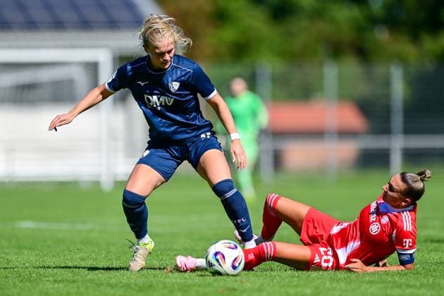 v.li.: Cecilia Way (Bochum, 11) Jana Kappes (FCB, 20) im Zweikampf, Duell, duel, tackle, Dynamik, Action, Aktion, 31.08.2025, Aschheim (Deutschland), Fussball,2. Frauen-Bundesliga, FC Bayern München II - VfL Bochuim, DFB DFL REGULATIONS PROHIBIT ANY USE OF PHOTOGRAPHS AS IMAGE SEQUENCES AND OR QUASI-VIDEO.
