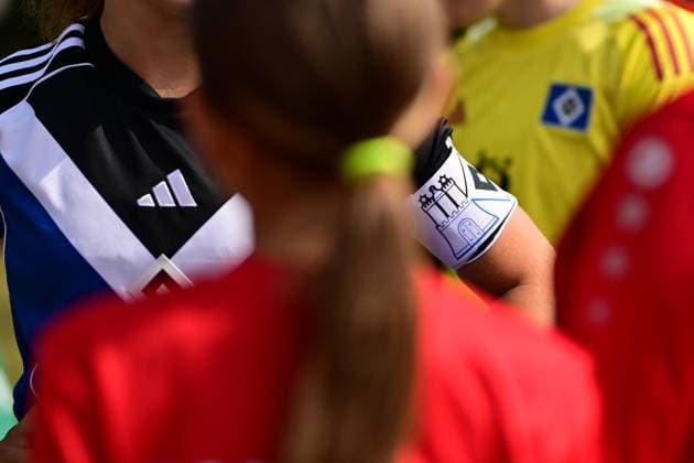 Fußball I Frauen I Saison 2025-2026 I Testspiel I Hamburger SV - SC Heerenveen I 30.08.2025 Symbol, Symbolfoto, Symbolbild, Sinnbild, Bildsymbol, Darstellung, Signum: HSV Binde, Frauen, Wappen Varel Obenstroh, A-Platz Niedersachsen Deutschland Copyright: xLobeca FelixxSchlikisx