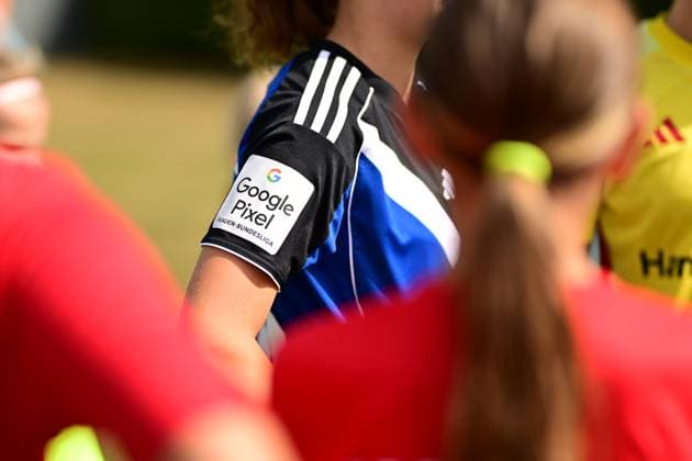 Fußball I Frauen I Saison 2025-2026 I Testspiel I Hamburger SV - SC Heerenveen I 30.08.2025 Symbol, Symbolfoto, Symbolbild, Sinnbild, Bildsymbol, Darstellung, Signum: Google Pixel Bundesliga Wappen, Print Varel Obenstroh, A-Platz Niedersachsen Deutschland Copyright: xLobeca FelixxSchlikisx