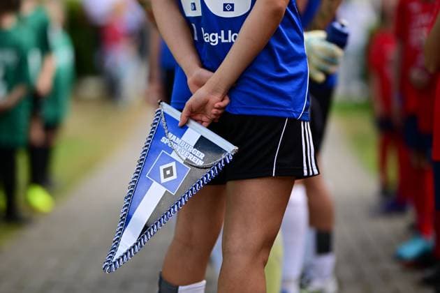 Fußball I Frauen I Saison 2025-2026 I Testspiel I Hamburger SV - SC Heerenveen I 30.08.2025 Symbol, Symbolfoto, Symbolbild, Sinnbild, Bildsymbol, Darstellung, Signum: HSV, Hamburger SV, Wappen, Wimpel, Hand, in der Hand, Hamburger Sportverein Varel Obenstroh, A-Platz Niedersachsen Deutschland Copyright: xLobeca FelixxSchlikisx
