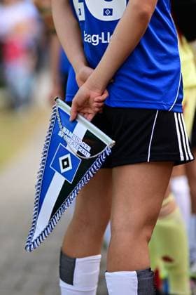Fußball I Frauen I Saison 2025-2026 I Testspiel I Hamburger SV - SC Heerenveen I 30.08.2025 Symbol, Symbolfoto, Symbolbild, Sinnbild, Bildsymbol, Darstellung, Signum: HSV, Hamburger SV, Wappen, Wimpel, Hand, in der Hand, Hamburger Sportverein Varel Obenstroh, A-Platz Niedersachsen Deutschland Copyright: xLobeca FelixxSchlikisx