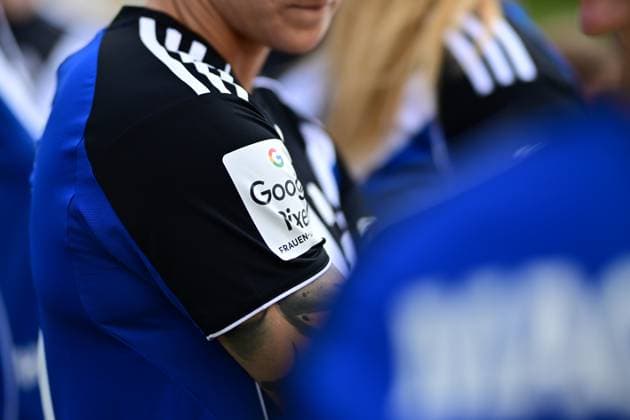 Fußball I Frauen I Saison 2025-2026 I Testspiel I Hamburger SV - SC Heerenveen I 30.08.2025 Symbol, Symbolfoto, Symbolbild, Sinnbild, Bildsymbol, Darstellung, Signum: Google Pixel Bundesliga Wappen, Print Varel Obenstroh, A-Platz Niedersachsen Deutschland Copyright: xLobeca FelixxSchlikisx