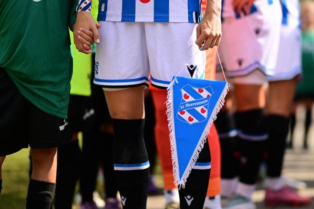 Fußball I Frauen I Saison 2025-2026 I Testspiel I Hamburger SV - SC Heerenveen I 30.08.2025 Symbol, Symbolfoto, Symbolbild, Sinnbild, Bildsymbol, Darstellung, Signum: Wimpel, Wappen, SC Heerenveen Frauen, Hand Varel Obenstroh, A-Platz Niedersachsen Deutschland Copyright: xLobeca FelixxSchlikisx