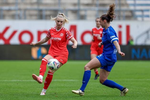 v.li.: Chiara Bouziane (1. FSV Mainz 05, 10) und Sarah Hagg (SV Meppen, 12) im Zweikampf, Duell, Dynamik, Aktion, Action, Spielszene, DIE DFB-RICHTLINIEN UNTERSAGEN JEGLICHE NUTZUNG VON FOTOS ALS SEQUENZBILDER UND ODER VIDEOÄHNLICHE FOTOSTRECKEN. DFB REGULATIONS PROHIBIT ANY USE OF PHOTOGRAPHS AS IMAGE SEQUENCES AND OR QUASI-VIDEO., 31.08.2025, Meppen (Deutschland), Fussball, 2. Frauen-Bundesliga, SV Meppen - 1. FSV Mainz 05