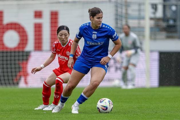 v.li.: Akari Kurishima (1. FSV Mainz 05, 6) und Anouk Blaschka (SV Meppen, 10) im Zweikampf, Duell, Dynamik, Aktion, Action, Spielszene, DIE DFB-RICHTLINIEN UNTERSAGEN JEGLICHE NUTZUNG VON FOTOS ALS SEQUENZBILDER UND ODER VIDEOÄHNLICHE FOTOSTRECKEN. DFB REGULATIONS PROHIBIT ANY USE OF PHOTOGRAPHS AS IMAGE SEQUENCES AND OR QUASI-VIDEO., 31.08.2025, Meppen (Deutschland), Fussball, 2. Frauen-Bundesliga, SV Meppen - 1. FSV Mainz 05