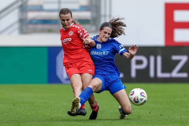 v.li.: Kara Bathmann (1. FSV Mainz 05, 4) und Marie Bleil (SV Meppen, 7) im Zweikampf, Duell, Dynamik, Aktion, Action, Spielszene, DIE DFB-RICHTLINIEN UNTERSAGEN JEGLICHE NUTZUNG VON FOTOS ALS SEQUENZBILDER UND ODER VIDEOÄHNLICHE FOTOSTRECKEN. DFB REGULATIONS PROHIBIT ANY USE OF PHOTOGRAPHS AS IMAGE SEQUENCES AND OR QUASI-VIDEO., 31.08.2025, Meppen (Deutschland), Fussball, 2. Frauen-Bundesliga, SV Meppen - 1. FSV Mainz 05