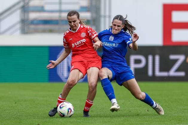 v.li.: Kara Bathmann (1. FSV Mainz 05, 4) und Marie Bleil (SV Meppen, 7) im Zweikampf, Duell, Dynamik, Aktion, Action, Spielszene, DIE DFB-RICHTLINIEN UNTERSAGEN JEGLICHE NUTZUNG VON FOTOS ALS SEQUENZBILDER UND ODER VIDEOÄHNLICHE FOTOSTRECKEN. DFB REGULATIONS PROHIBIT ANY USE OF PHOTOGRAPHS AS IMAGE SEQUENCES AND OR QUASI-VIDEO., 31.08.2025, Meppen (Deutschland), Fussball, 2. Frauen-Bundesliga, SV Meppen - 1. FSV Mainz 05