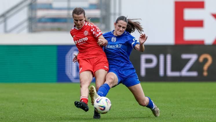 v.li.: Kara Bathmann (1. FSV Mainz 05, 4) und Marie Bleil (SV Meppen, 7) im Zweikampf, Duell, Dynamik, Aktion, Action, Spielszene, DIE DFB-RICHTLINIEN UNTERSAGEN JEGLICHE NUTZUNG VON FOTOS ALS SEQUENZBILDER UND ODER VIDEOÄHNLICHE FOTOSTRECKEN. DFB REGULATIONS PROHIBIT ANY USE OF PHOTOGRAPHS AS IMAGE SEQUENCES AND OR QUASI-VIDEO., 31.08.2025, Meppen (Deutschland), Fussball, 2. Frauen-Bundesliga, SV Meppen - 1. FSV Mainz 05