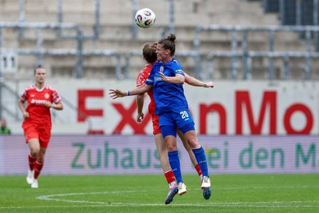 v.li.: Maja Pageler (1. FSV Mainz 05, 37) und Chantal Schouwstra (SV Meppen, 20) im Kopfballduell, Kopfball, Zweikampf, Action, Aktion, Spielszene, DIE DFB-RICHTLINIEN UNTERSAGEN JEGLICHE NUTZUNG VON FOTOS ALS SEQUENZBILDER UND ODER VIDEOÄHNLICHE FOTOSTRECKEN. DFB REGULATIONS PROHIBIT ANY USE OF PHOTOGRAPHS AS IMAGE SEQUENCES AND OR QUASI-VIDEO., 31.08.2025, Meppen (Deutschland), Fussball, 2. Frauen-Bundesliga, SV Meppen - 1. FSV Mainz 05