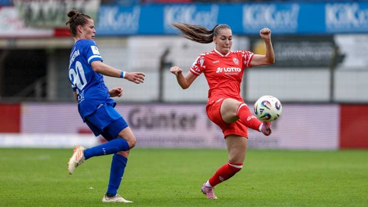 v.li.: Chantal Schouwstra (SV Meppen, 20) und Miriam Sterrer (1. FSV Mainz 05, 3) im Zweikampf, Duell, Dynamik, Aktion, Action, Spielszene, DIE DFB-RICHTLINIEN UNTERSAGEN JEGLICHE NUTZUNG VON FOTOS ALS SEQUENZBILDER UND ODER VIDEOÄHNLICHE FOTOSTRECKEN. DFB REGULATIONS PROHIBIT ANY USE OF PHOTOGRAPHS AS IMAGE SEQUENCES AND OR QUASI-VIDEO., 31.08.2025, Meppen (Deutschland), Fussball, 2. Frauen-Bundesliga, SV Meppen - 1. FSV Mainz 05