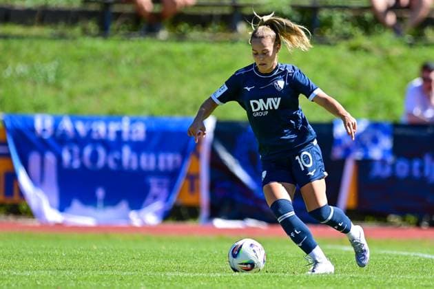 Anna Moczarski (Bochum, 10) am Ball, Freisteller, Ganzkörper, Einzelbild, Aktion, Action, 31.08.2025, Aschheim (Deutschland), Fussball,2. Frauen-Bundesliga, FC Bayern München II - VfL Bochuim, DFB DFL REGULATIONS PROHIBIT ANY USE OF PHOTOGRAPHS AS IMAGE SEQUENCES AND OR QUASI-VIDEO.