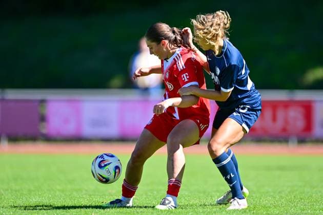 v.li.: Elira Terakaj (FCB, 7) Leana Zaugg (Bochum, 25) im Zweikampf, Duell, duel, tackle, Dynamik, Action, Aktion, 31.08.2025, Aschheim (Deutschland), Fussball,2. Frauen-Bundesliga, FC Bayern München II - VfL Bochuim, DFB DFL REGULATIONS PROHIBIT ANY USE OF PHOTOGRAPHS AS IMAGE SEQUENCES AND OR QUASI-VIDEO.
