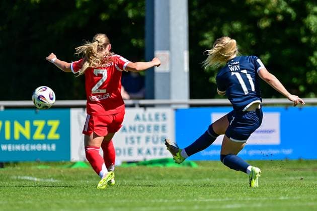 v.li.: Eszter Reszler (FCB, 2) Cecilia Way (Bochum, 11) zieht ab, Torschuss, 31.08.2025, Aschheim (Deutschland), Fussball,2. Frauen-Bundesliga, FC Bayern München II - VfL Bochuim, DFB DFL REGULATIONS PROHIBIT ANY USE OF PHOTOGRAPHS AS IMAGE SEQUENCES AND OR QUASI-VIDEO.