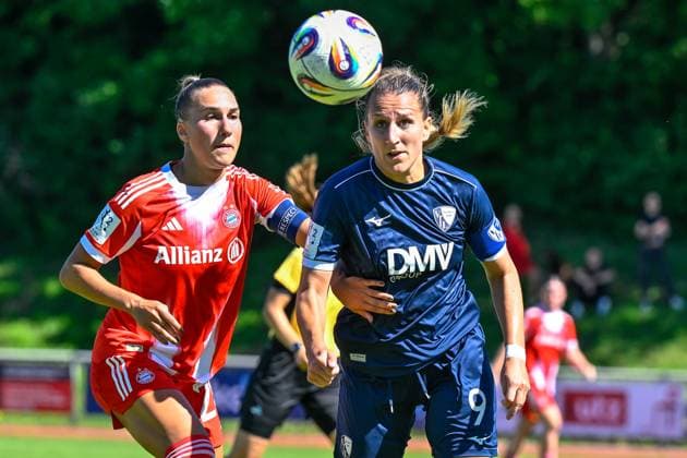 v.li.: Jana Kappes (FCB, 20) Dörthe Hoppius (Bochum, 9) im Zweikampf, Duell, duel, tackle, Dynamik, Action, Aktion, 31.08.2025, Aschheim (Deutschland), Fussball,2. Frauen-Bundesliga, FC Bayern München II - VfL Bochuim, DFB DFL REGULATIONS PROHIBIT ANY USE OF PHOTOGRAPHS AS IMAGE SEQUENCES AND OR QUASI-VIDEO.