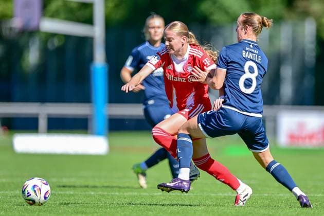 v.li.: Marie Gmeineder (FCB, 6) Alina Bantle (Bochum, 8) im Zweikampf, Duell, duel, tackle, Dynamik, Action, Aktion, 31.08.2025, Aschheim (Deutschland), Fussball,2. Frauen-Bundesliga, FC Bayern München II - VfL Bochuim, DFB DFL REGULATIONS PROHIBIT ANY USE OF PHOTOGRAPHS AS IMAGE SEQUENCES AND OR QUASI-VIDEO.