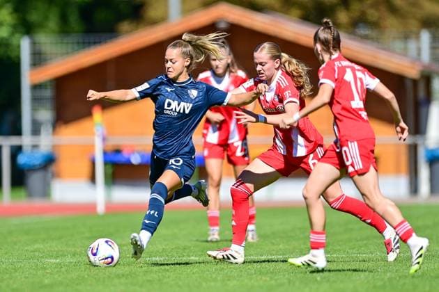 v.li.: Anna Moczarski (Bochum, 10) Marie Gmeineder (FCB, 6) Sarah Ernst (FCB, 10) im Zweikampf, Duell, duel, tackle, Dynamik, Action, Aktion, 31.08.2025, Aschheim (Deutschland), Fussball,2. Frauen-Bundesliga, FC Bayern München II - VfL Bochuim, DFB DFL REGULATIONS PROHIBIT ANY USE OF PHOTOGRAPHS AS IMAGE SEQUENCES AND OR QUASI-VIDEO.