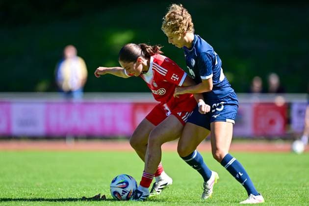 v.li.: Elira Terakaj (FCB, 7) Leana Zaugg (Bochum, 25) im Zweikampf, Duell, duel, tackle, Dynamik, Action, Aktion, 31.08.2025, Aschheim (Deutschland), Fussball,2. Frauen-Bundesliga, FC Bayern München II - VfL Bochuim, DFB DFL REGULATIONS PROHIBIT ANY USE OF PHOTOGRAPHS AS IMAGE SEQUENCES AND OR QUASI-VIDEO.